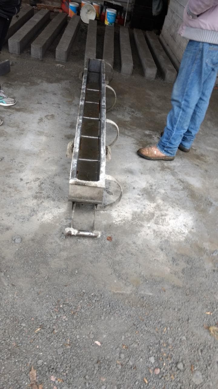 Colado de postes de concreto para cercado de derecho de vía