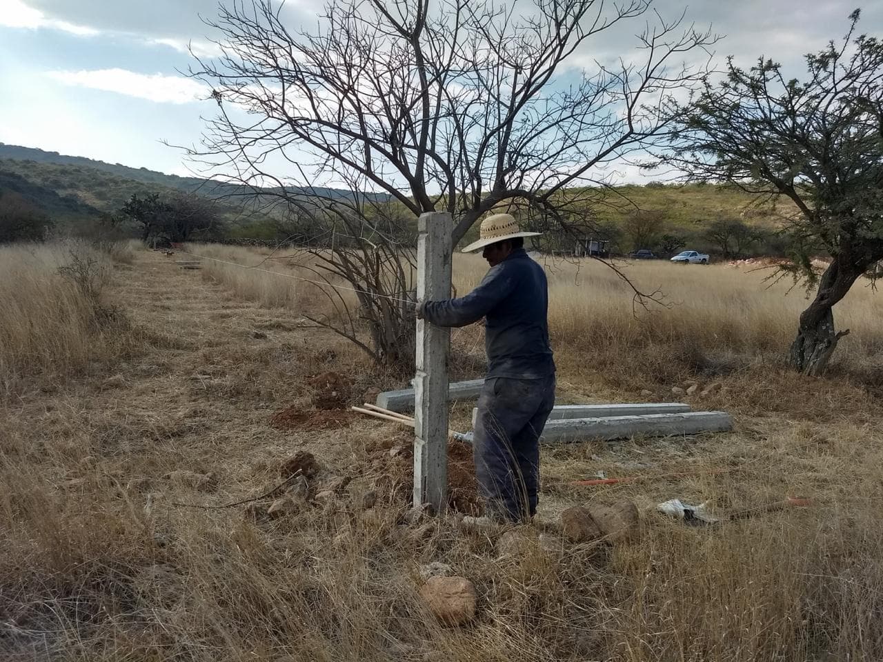 Hincado de poste de concreto para cercado de derecho de vía SICT