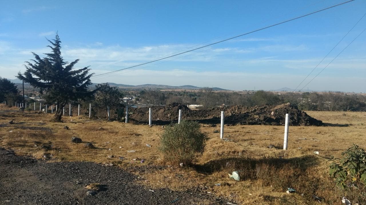 Obra de cercado de derecho de vía SICT en campo