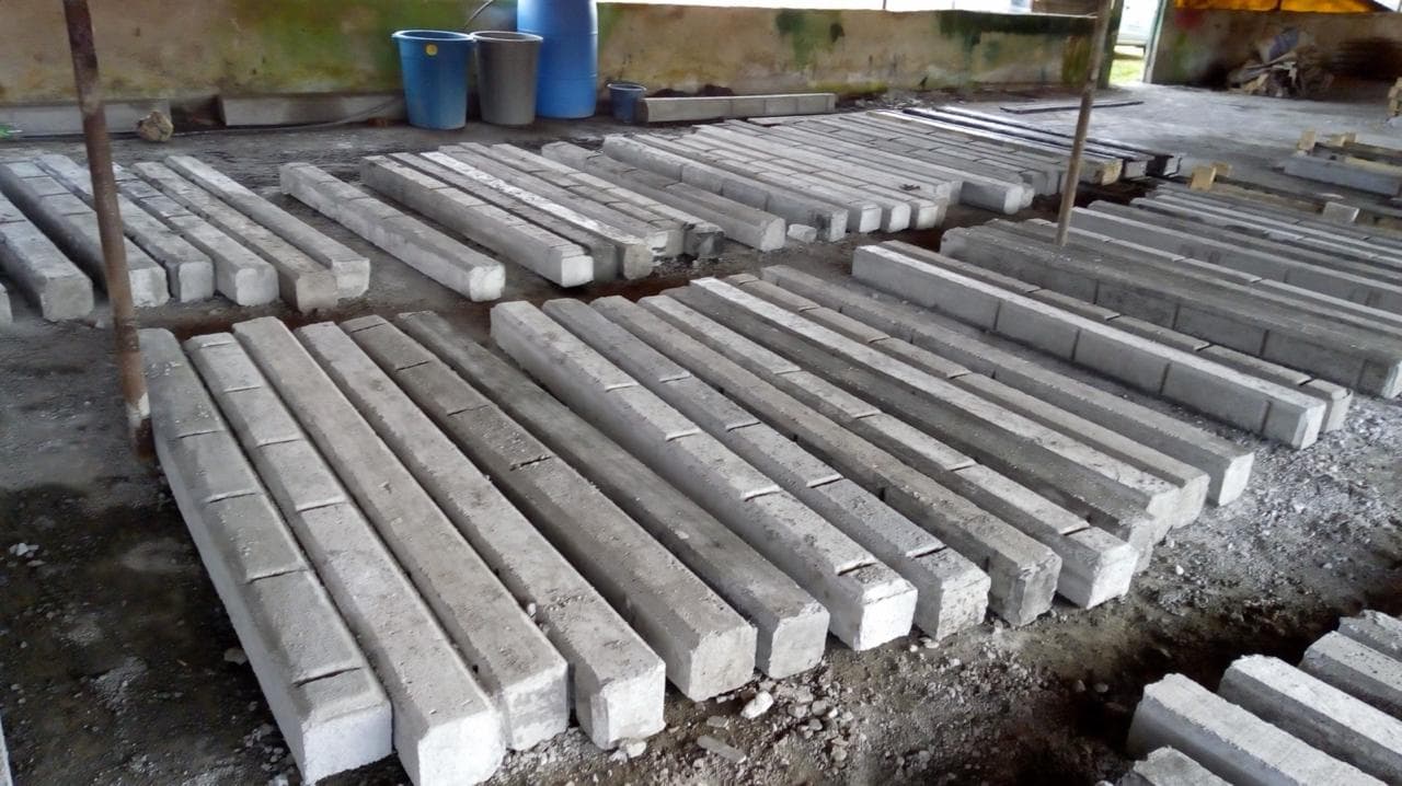 Postes precolados con muescas para alambre de cercado SICT
