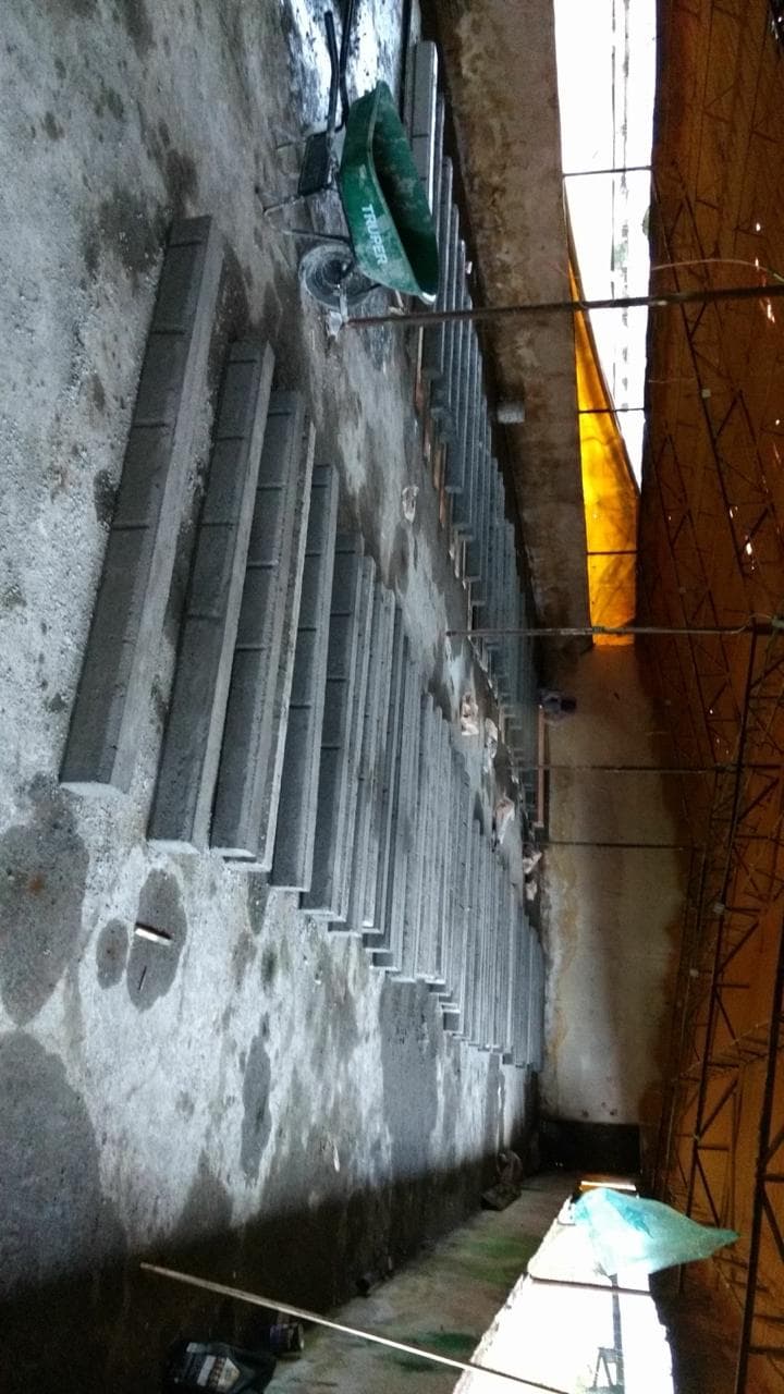 Postes de concreto precolados para cercado SICT en patio de producción