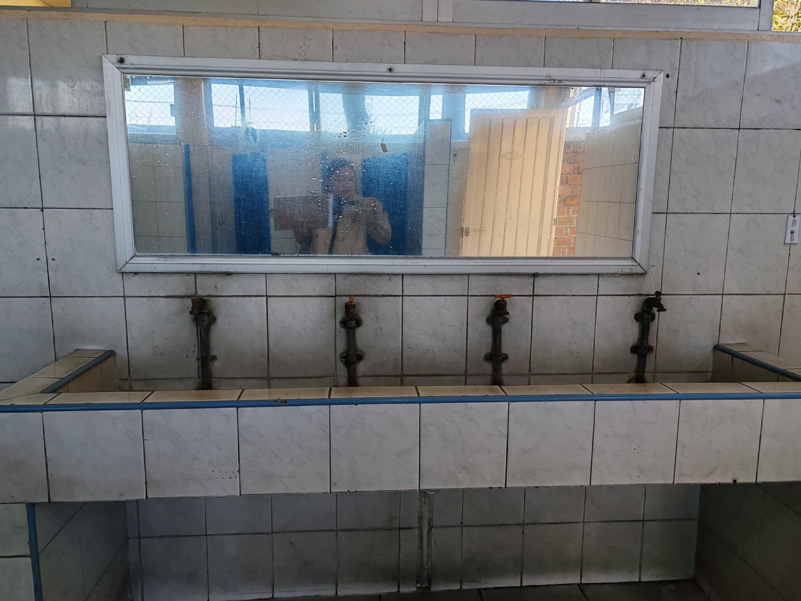 Baño antes de renovar muebles