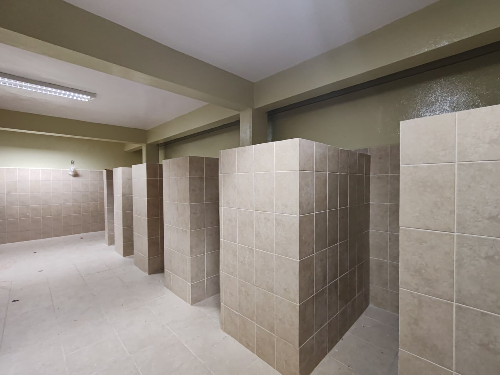 Sanitarios terminados con muebles de baño nuevos