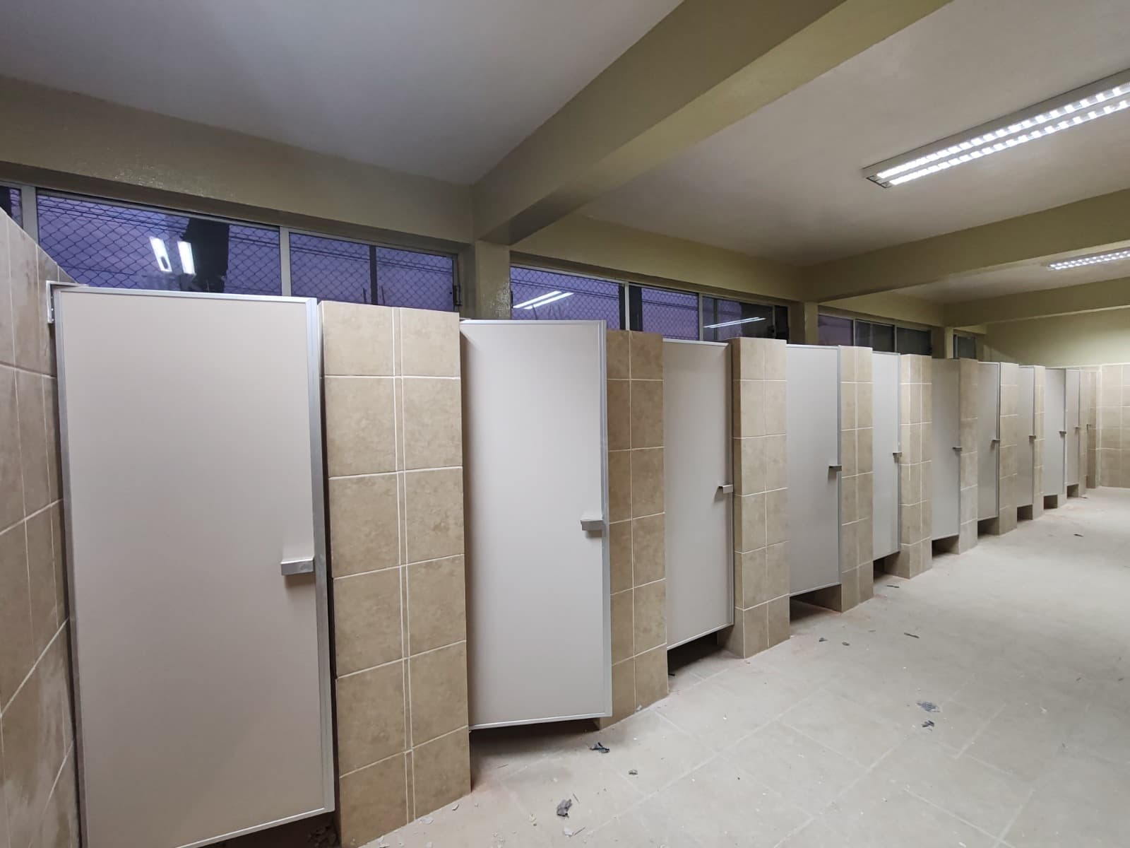 Cubículos de baño con acabados terminados
