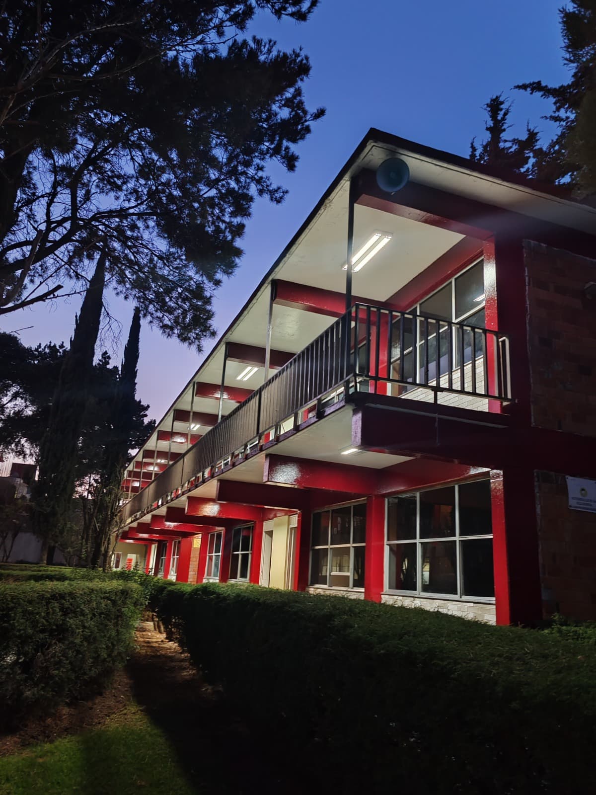 Fachada escolar recién pintada