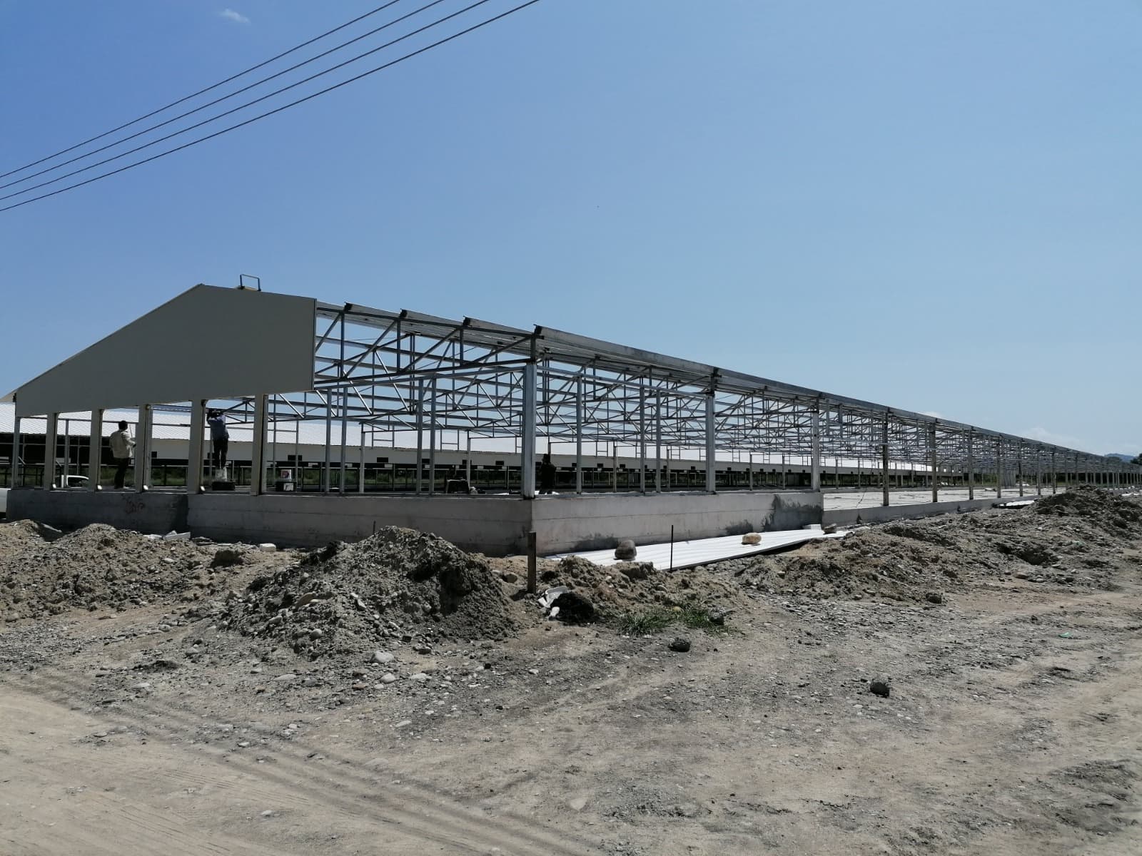 Estructura metálica de nave industrial en proceso