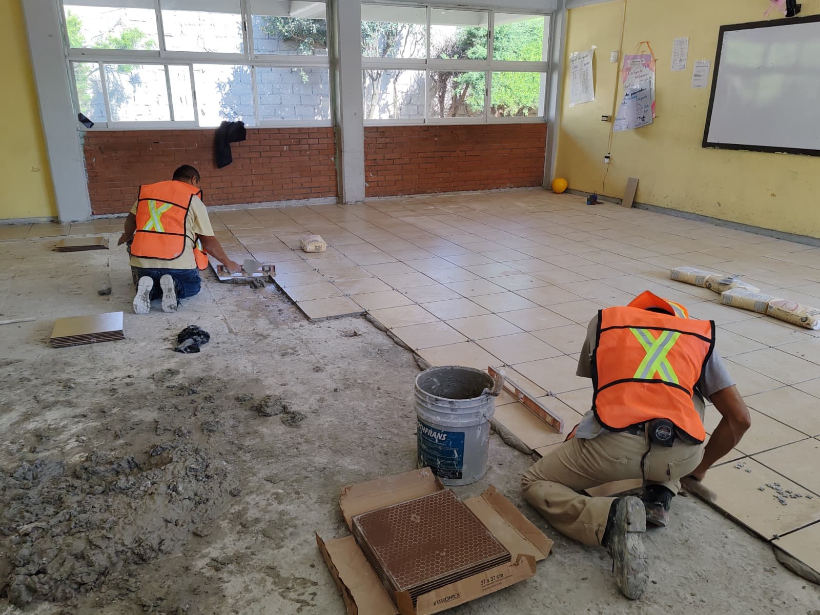 Colocación de piso en aula escolar