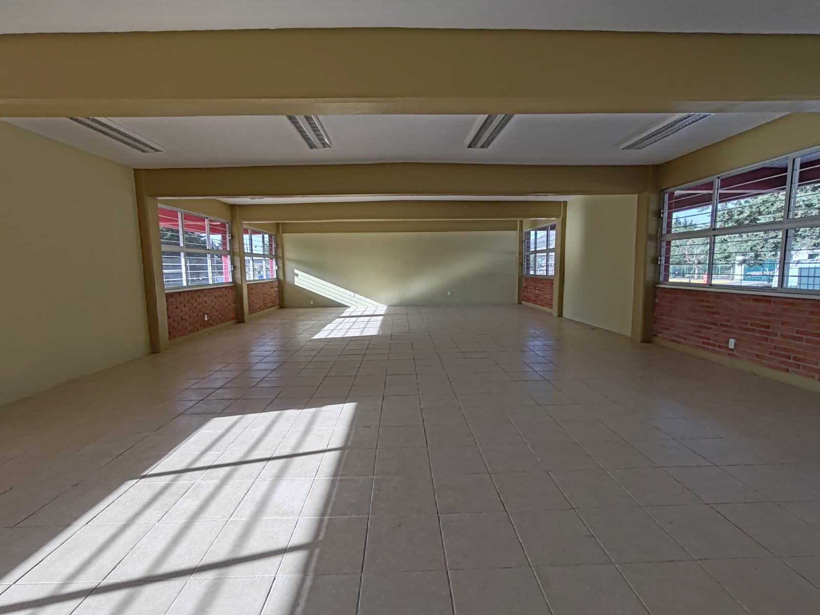 Piso terminado en salón escolar