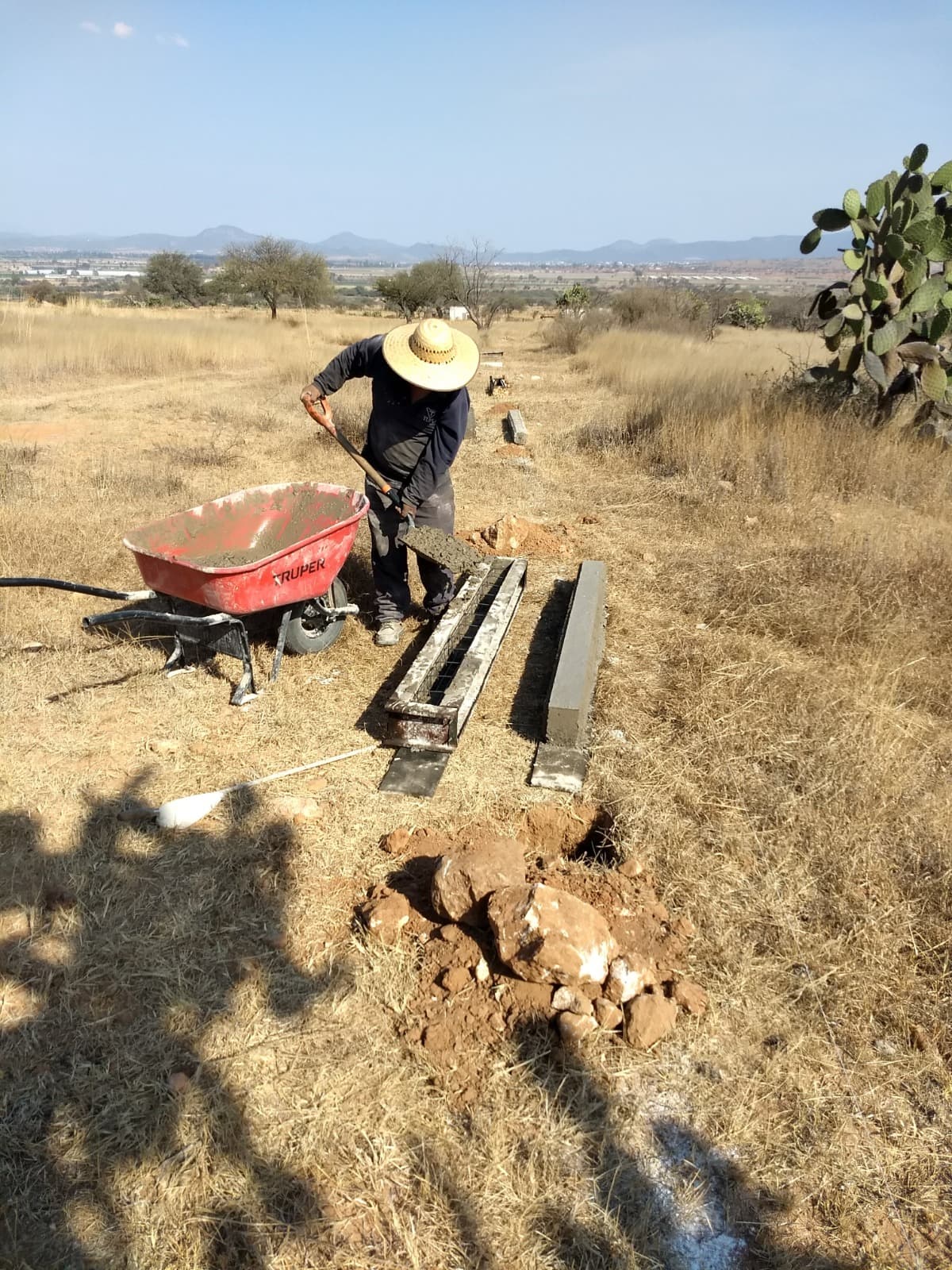 Colocación de postes para derecho de vía en campo