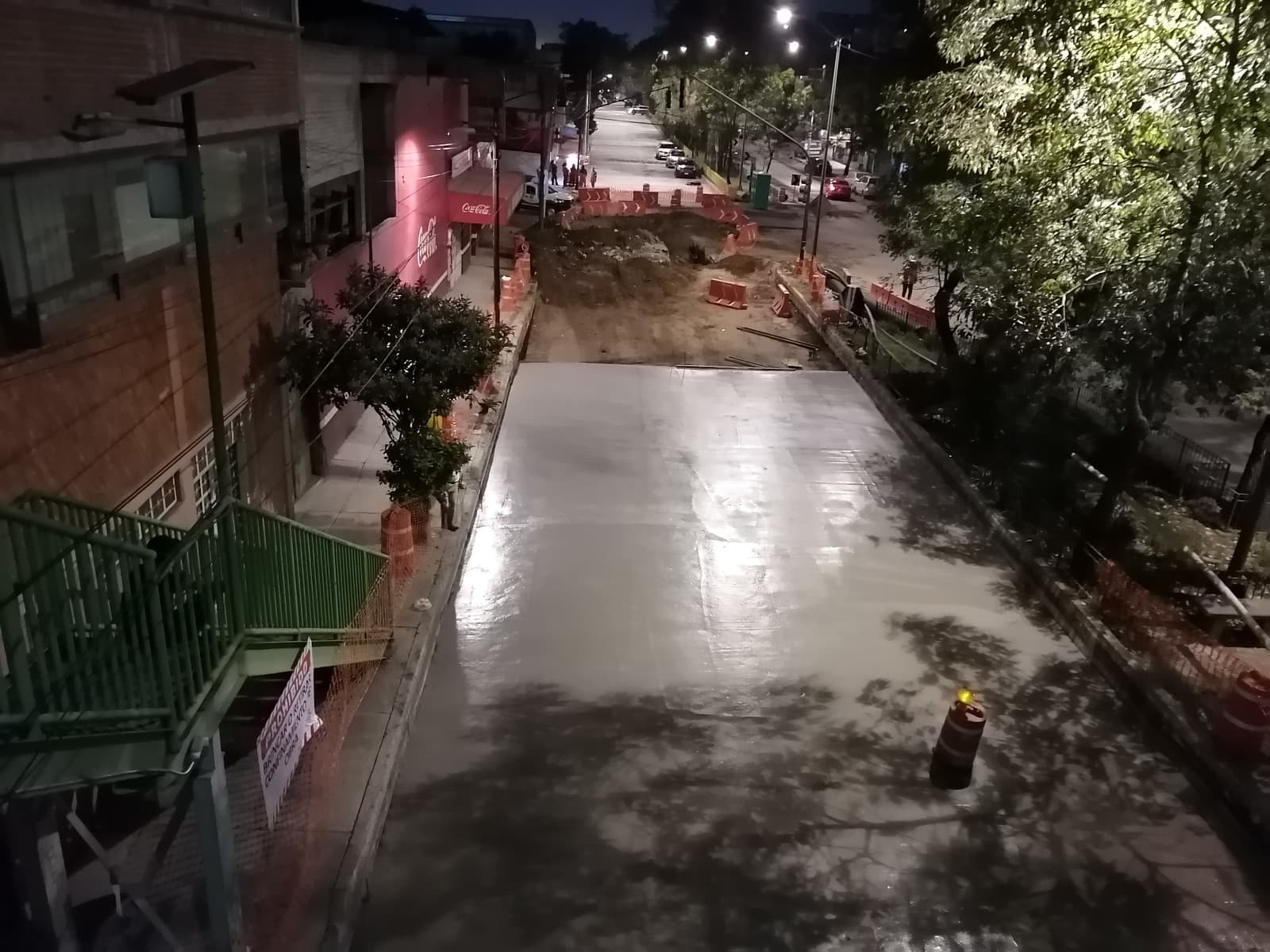 Calle repavimentada de noche